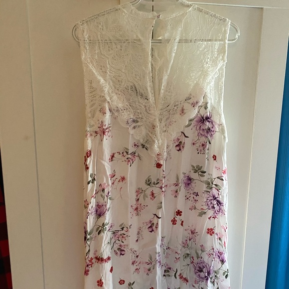 TORRID 
2X FLORAL PRINT LACE INSET CREPE TANK TOP - Picture 4 of 6